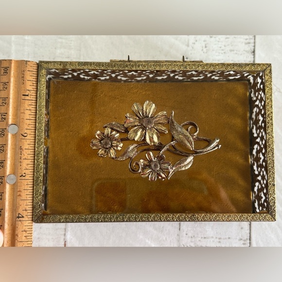 Vintage Antique Daisy Gold Jewelry Box With Glass top. - Picture 13 of 15
